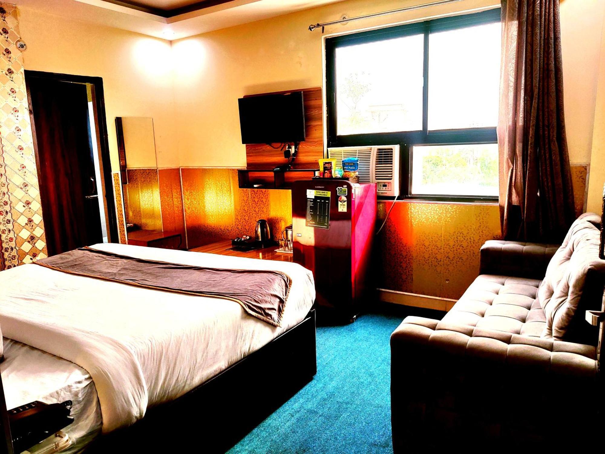 Tulsi Rooftop - Near Prem Mandir 4*